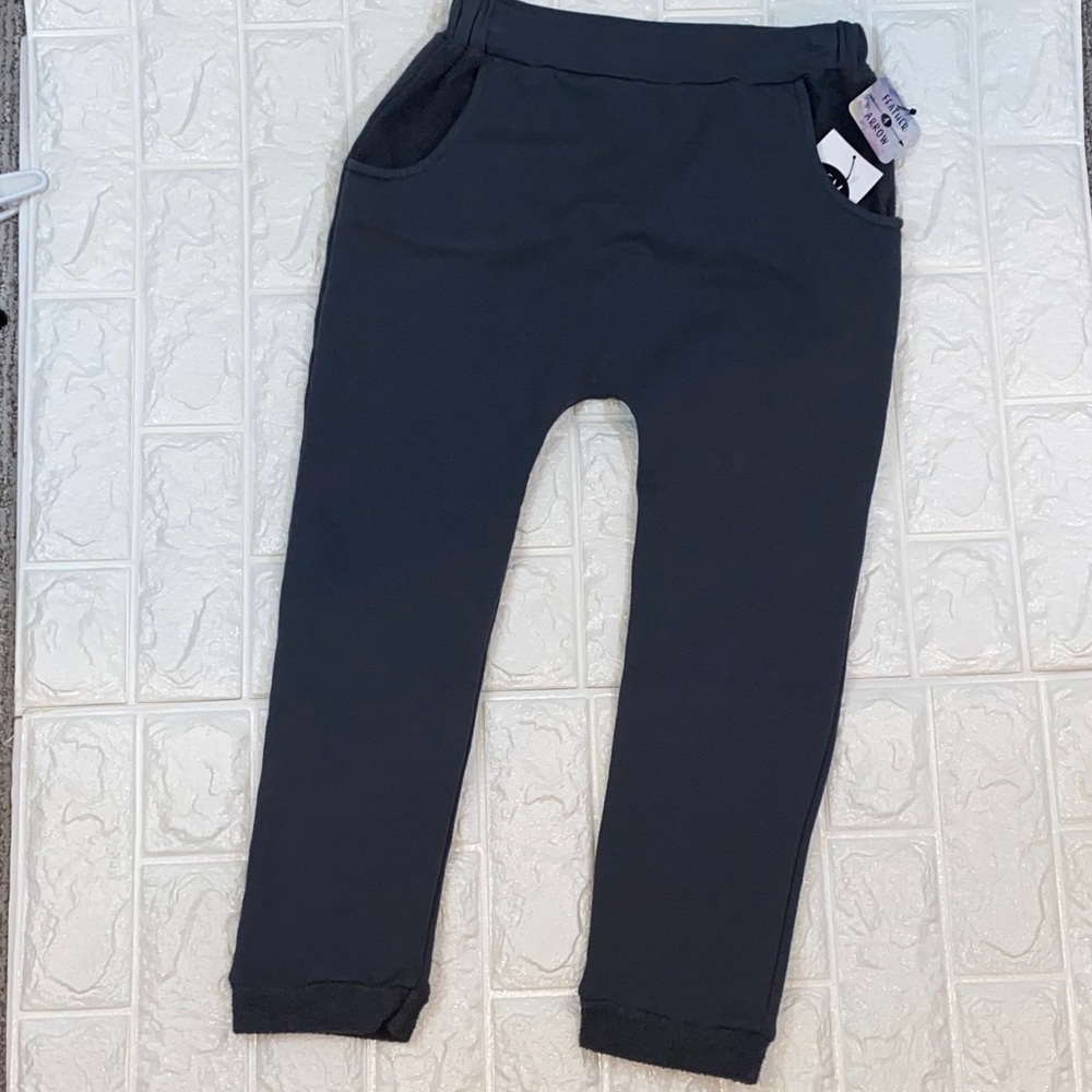 NEW. FEATHER 4 ARROW sweatpants